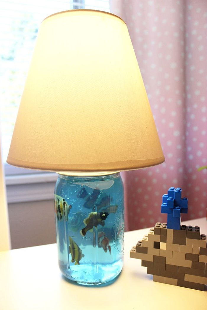 un projet diy lampe de chevet enfant façon aquarium en gélatine