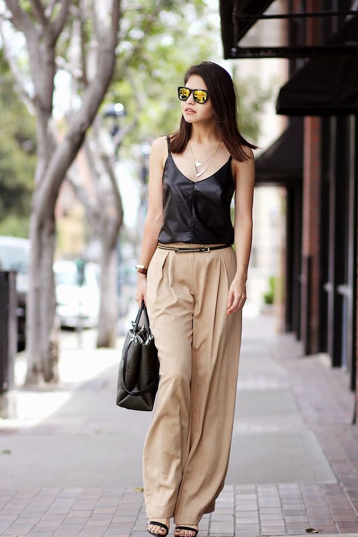 couleur creme, pantalon beige loose avec ceinture marron, sac à main en cuir et sandales noires femme