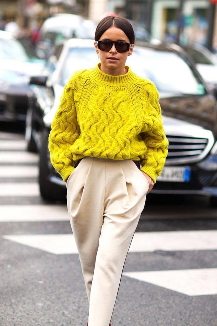 pantalon beige, code vestimentaire au travail femme, pull en crochet jaune moutarde avec pantalon slim papillon