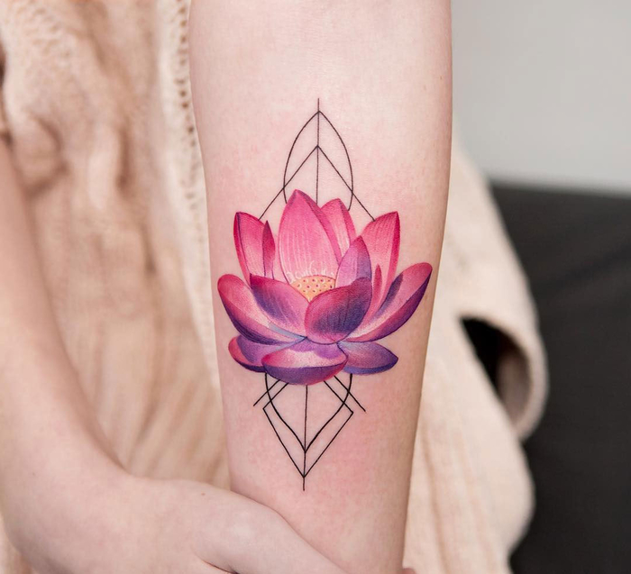 un tatouage avant bras femme à motif géométrique et floral impressionnant avec ses lignes simples et sa représentation réaliste du lotus