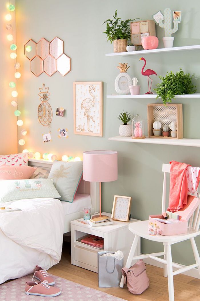diy projet décoration chambre fille, peinture flamant en blanc et rose pastel, plantes vertes sur étagère blanche