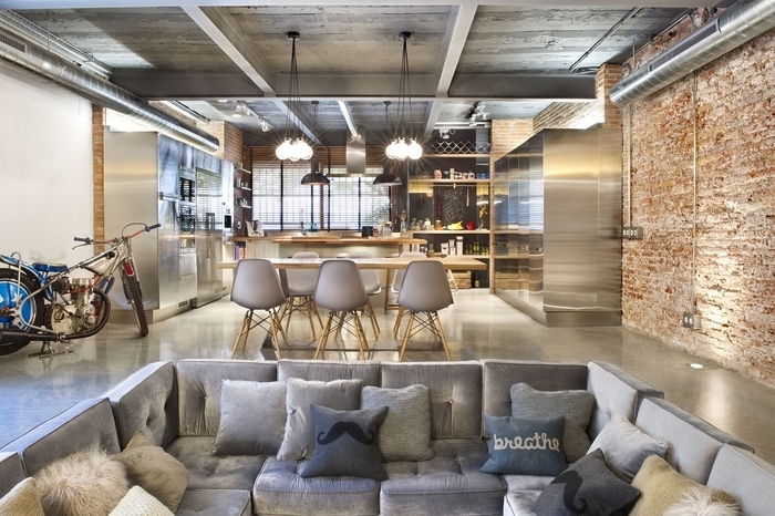 cuisine de style espace ouvert dans un loft industriel associant la fonctionnalité et le confort