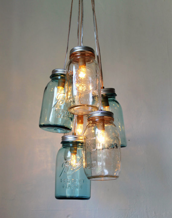 un luminaire fait maison en bocaux en verre vintage recyclés réunis en une suspension esprit récup