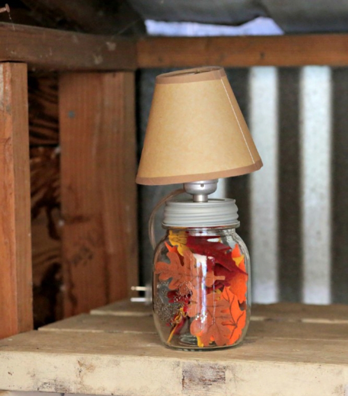 idée originale pour un bricolage d automne avec un bocal le parfait transformé en joli lampe de chevet décorée de feuilles d automne en feutrine