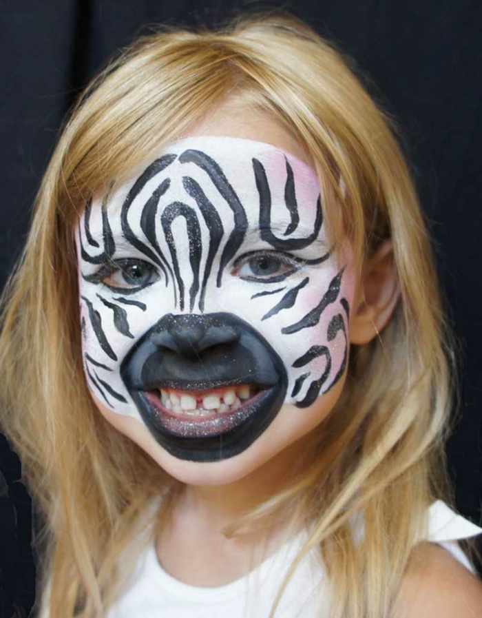 maquillage carnaval, peinture de visage en noir et blanc, petite fille zèbre