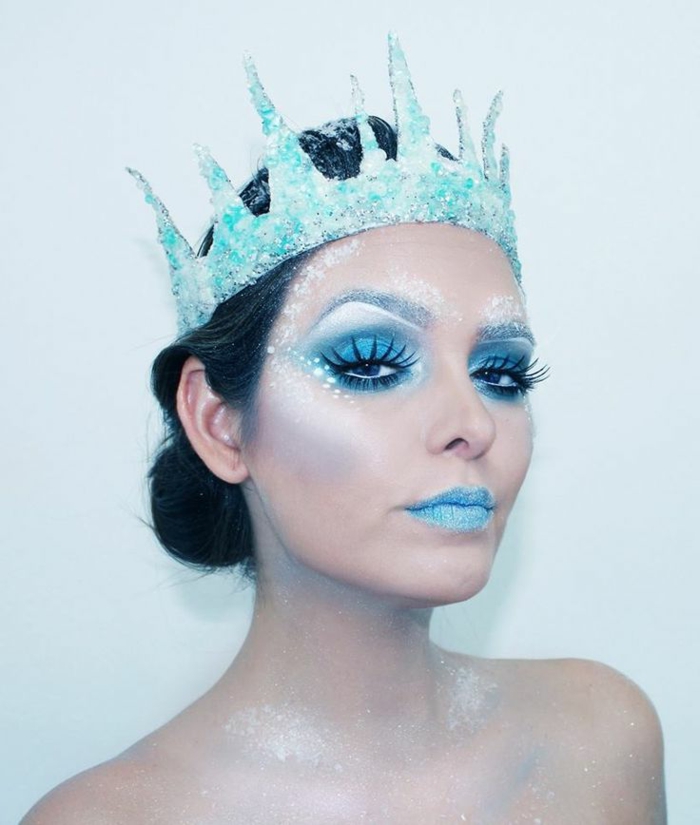 maquillage de la reine des neiges, déguisement avec couronne bleue et maquillage bleu