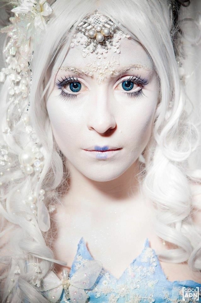 maquillage de la reine des neiges, cristaux de maquillage, lèvres bleuesn couronne en perles blanches