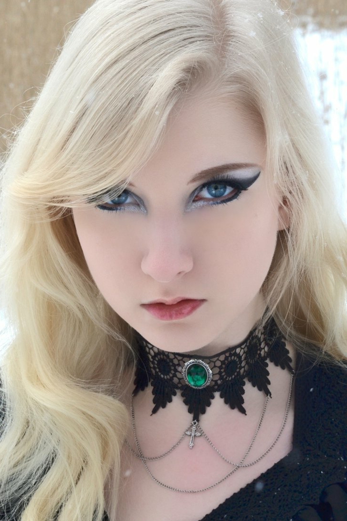 maquillage de la reine des neiges, fille aux yeux bleus, lèvres simples, trait d'eyeliner dramatique