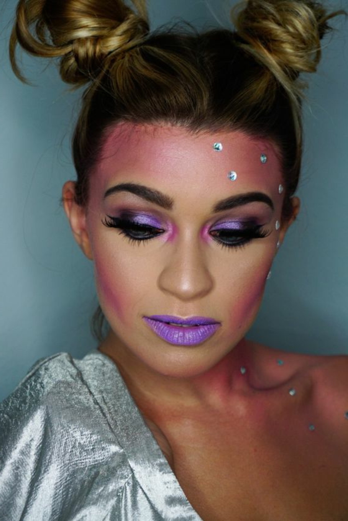 maquillage de la reine des neiges, coiffure avant-garde et maquillage violet avec paillettes strass