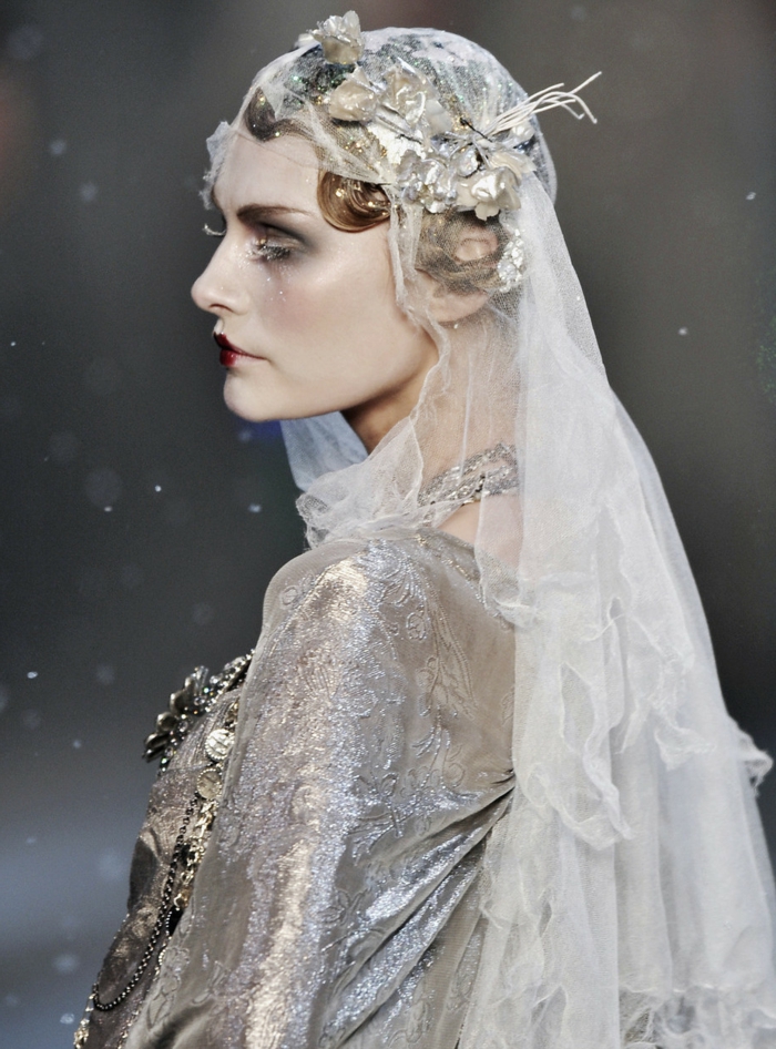 maquillage de la reine des neiges, look extravagant avec voile transparente, cils blancs artificiels, coiffure collée