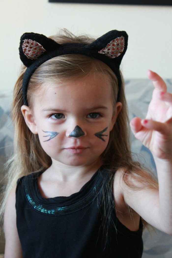 maquillage enfants, costume halloween petite fille et maquillage facile avec peinture noire