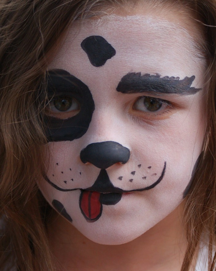 maquillage enfants, transformer un visage d'enfant en tête de chien, idée déguisement pour halloween