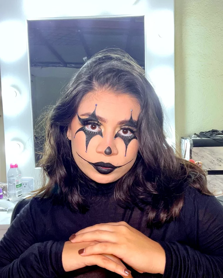 maquillage fille yeux et bouches noires pour halloween