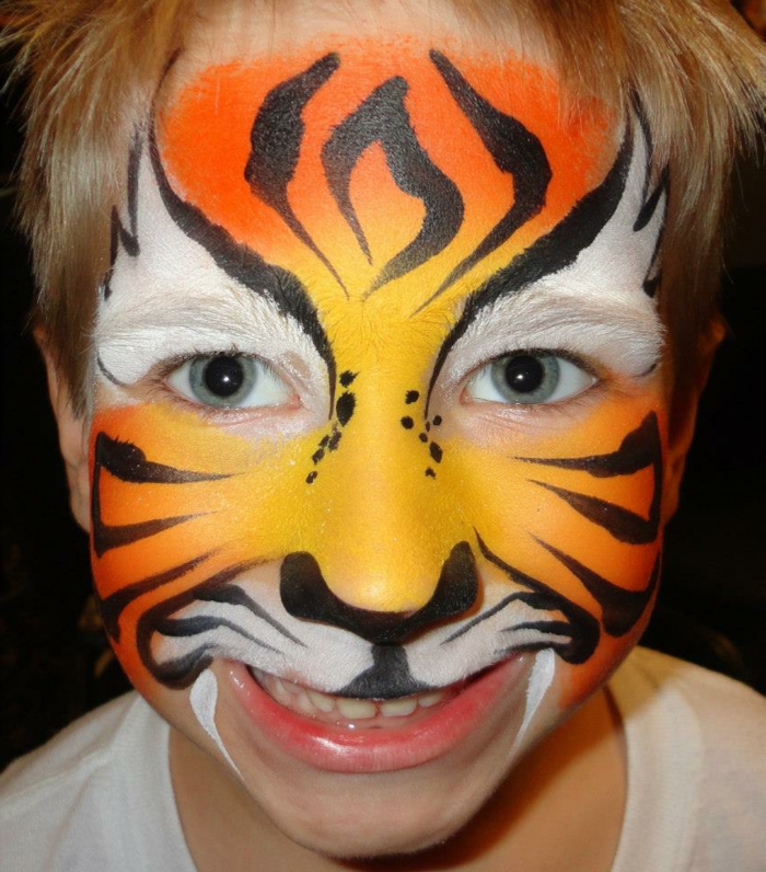 maquillage halloween garcon, maquillage tigre sur le visage d'un garçon