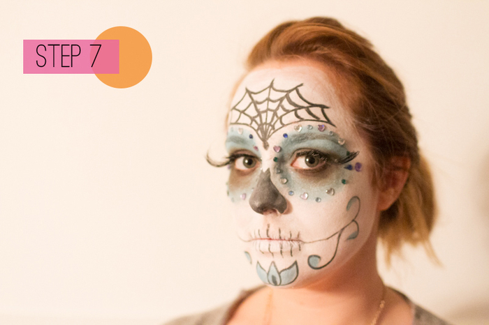 un maquillage mexicain femme de masque à inspiration jour des morts en blanc et bleu