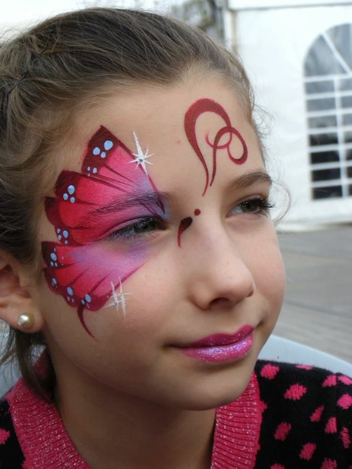 maquillage papillon, couleur rose et lilas sur le visage d'une petite fille