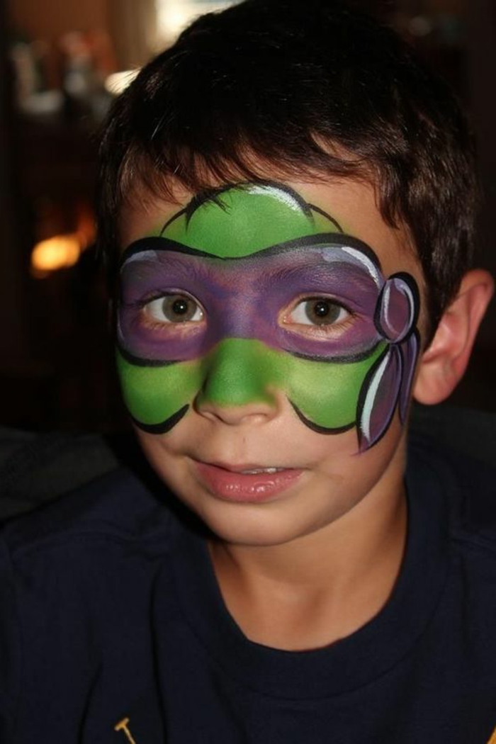 maquillage pour enfant, maquillage tortue ninja sur le visage d'un garçon