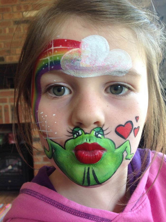 maquillage pour enfants, grenouille avec lèvres rouges sur le visage d'une fille