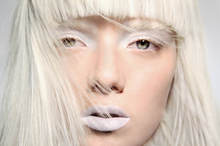 maquillage reine des neige, cheveux blonds, fard à yeux blanc, rouge à lèvres blanc