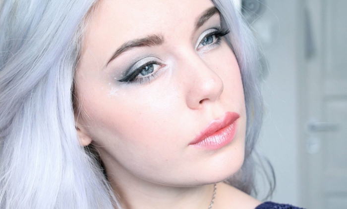maquillage reine des neige, rouge à lèvres scintillant, fard à yeux bleu, cheveux bleus
