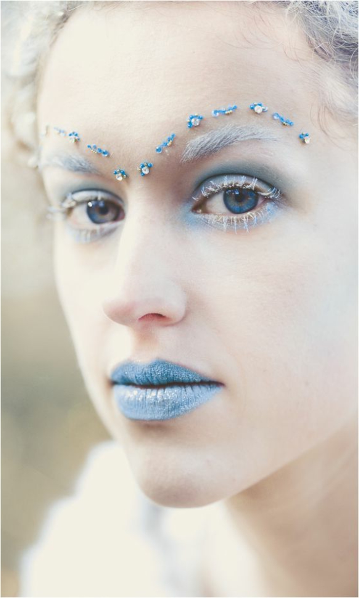 maquillage reine des neiges, stickers autocollants, maquillage bleu sur un teint pâle
