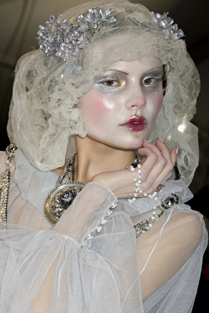 maquillage reine des neiges, une femme déguisée comme une princesse d'hiver