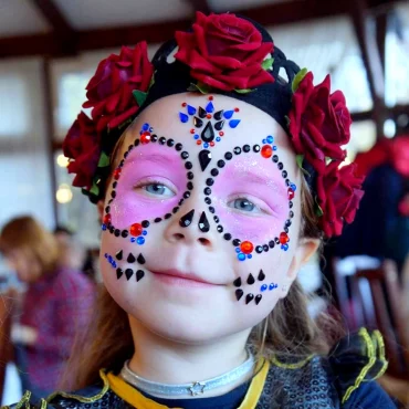 maquillage rose pour halloween petite fille avec des roses rouges sur la tete