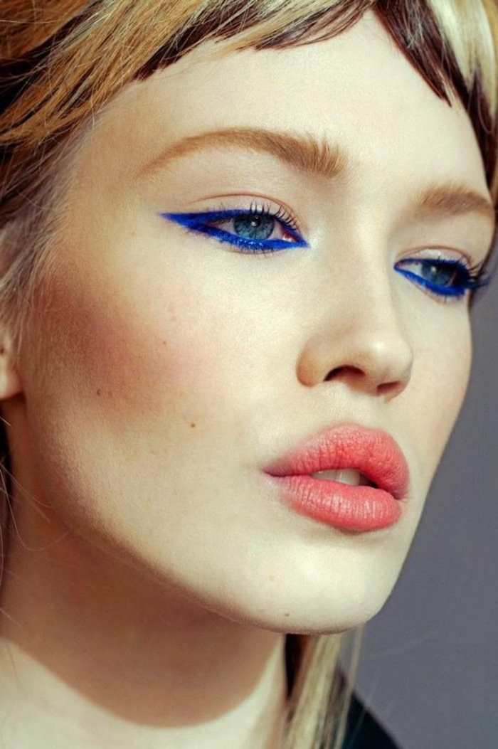 comment se maquiller les yeux en bleu électrique cheveux au balayage caramel lèvres au gloss effet naturel