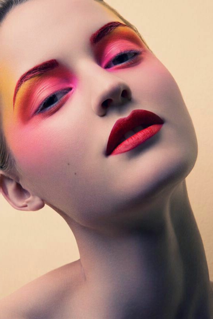 comment se maquiller les yeux apprendre a se maquiller de manière voyante en couleurs vives ombres a paupières en rouge et jaune