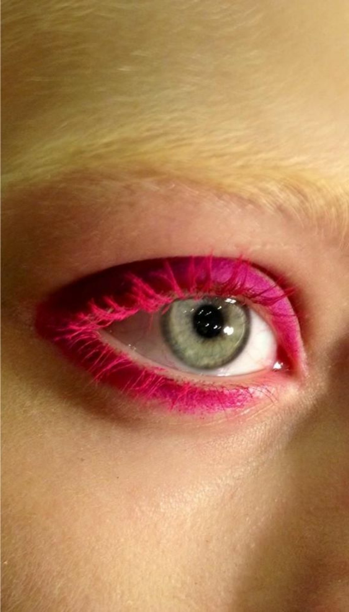 maquillage yeux verts en rouge oeil entièrement cerné avec sourcils blonds quasi transparents 