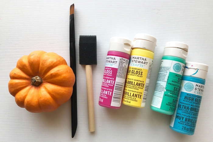 bricolage halloween, matériaux nécessaires, petites citrouilles, pinceau ordinaire, pinceau éponge, peinture couleurs différentes
