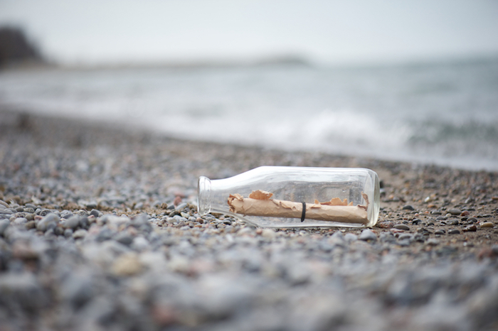 une proposition de mariage dans une bouteille jetée à la mer, échue sur le gravier, proposition originale