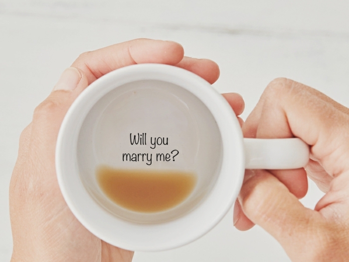 veux tu me marier, message pour mariage classique au fond d'une tassé à café, demande mariage créative