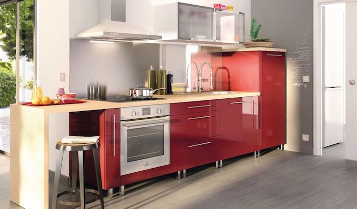 astuce rangement cuisine, comptoir de cuisine en bois clair avec armoires rouges, meubles hauts de cuisine en verre