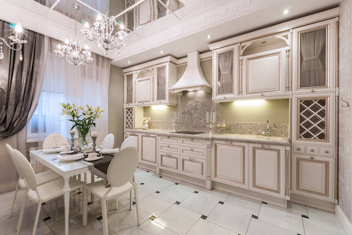 meuble haut cuisine, table à manger blanche avec chaises blanches, plafond blanc avec miroirs et décoration en plâtre