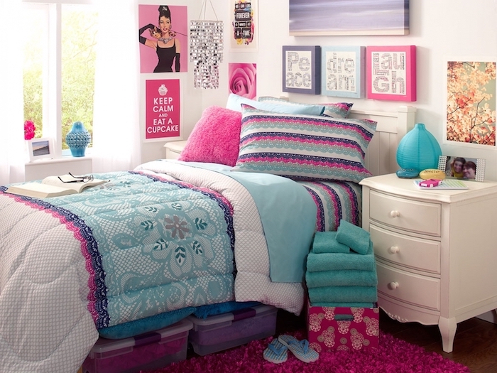 deco chambre ado, couverture de lit en blanc et bleu clair à motifs floraux, peinture à design arbres, serviettes de bain en turquoise