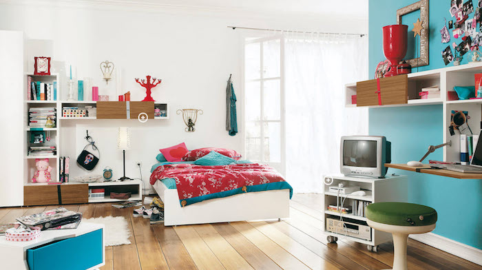 idee deco chambre fille, revêtement de sol en bois et murs peints en blanc et turquoise, meuble en bois peint blanc