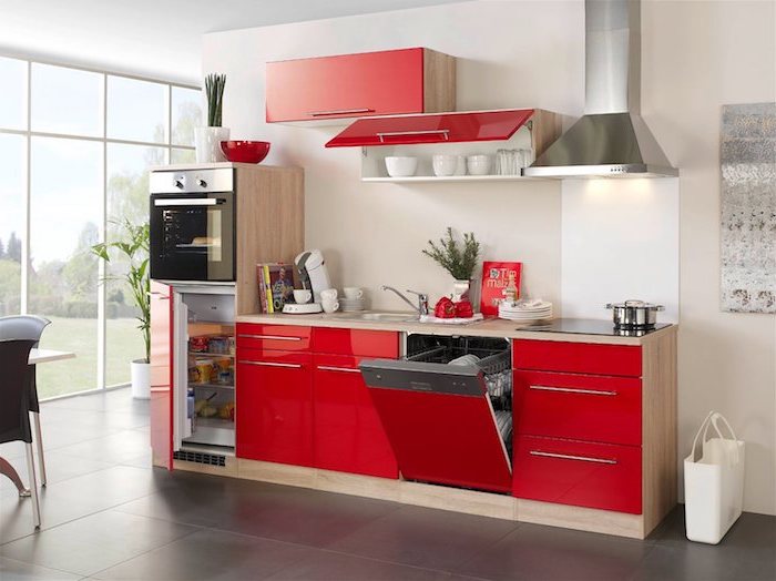 astuce rangement cuisine, meubles de cuisine en beige et rouge avec poignées métalliques en gris, service de café en blanc