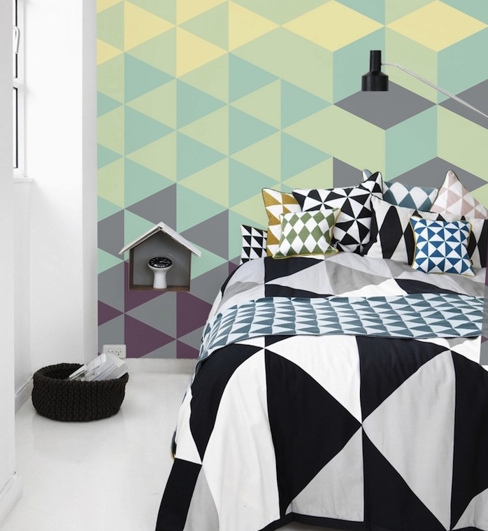 modele de papier peint géométrique pour la chambre à coucher, triangles jaune, gris et vert, linge de lit motifs geometriques, sol blanc