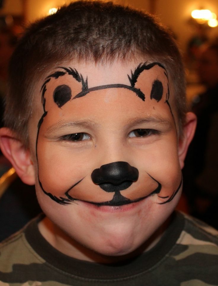 modele maquillage enfant, peinture ourson avec nez noir sur le visage d'un garçon