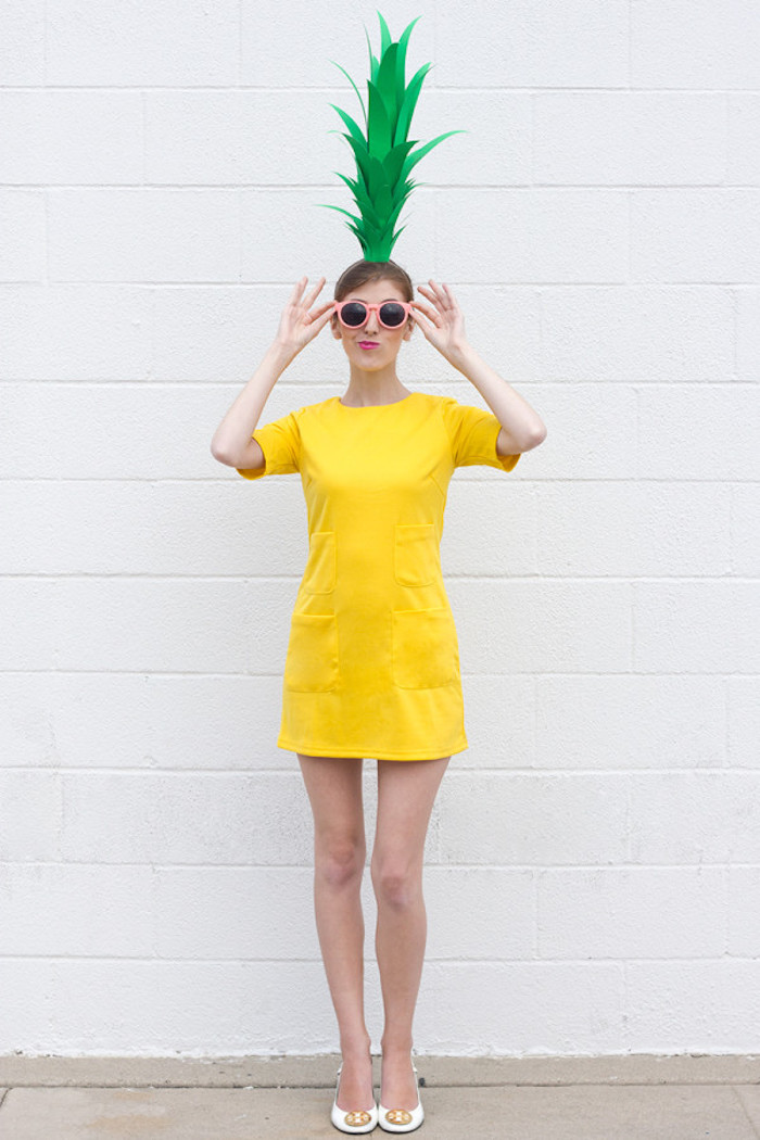 exemple original de déguisement halloween femme fait maison, robe couleur jaune et chapeau ananas en rouleau de papier toilette et feuilles de papier vertes