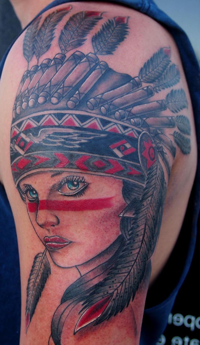 idée tatouage femme, dessin visage femme aux yeux bleus et maquillage ligne rouge indien, tatouage bras homme