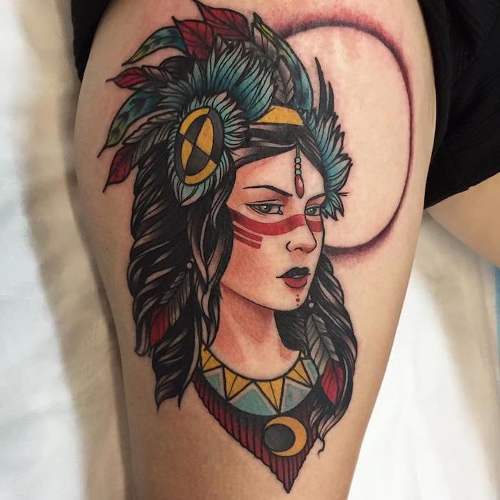 art corporel en couleurs pour femme, tatouage sur la jambe avec tête de femme aux cheveux bouclés noirs