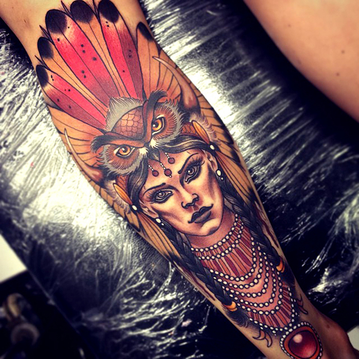 tatouage indien d amérique, dessin en encre sur le bras, tatouage à design femme aux cheveux tressés et tête de hibou avec plumes