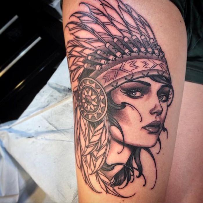 idée tatouage femme, dessin en encre sur jambe à motifs indien, art corporel d'inspiration femme aux cheveux noirs bouclés