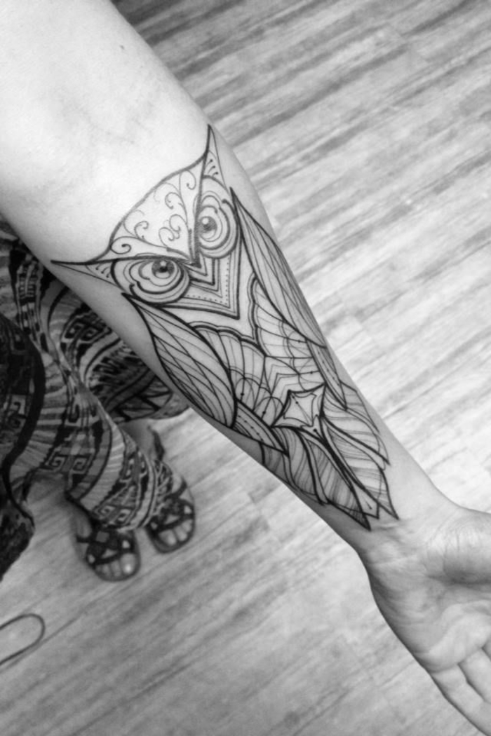 idée pour un tatouage avant bras femme symbolique et esthétique, hiboux géométrique aux formes harmonieuses