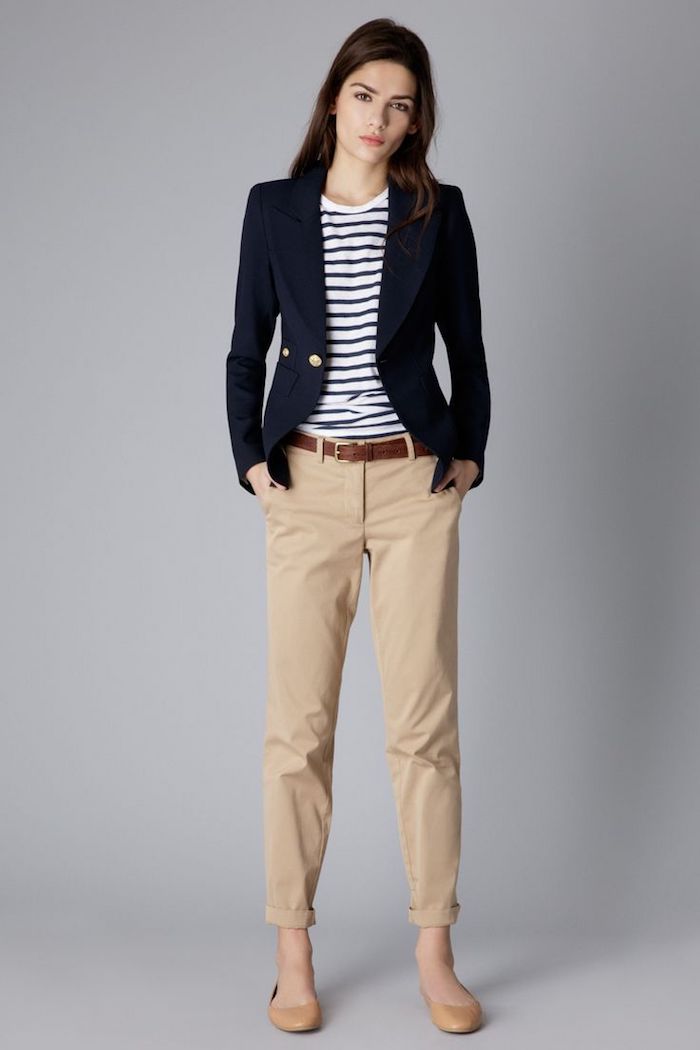 code vestimentaire au travail femme, blazer bleu foncé avec boutons doré et blouse rayée en blanc et noir
