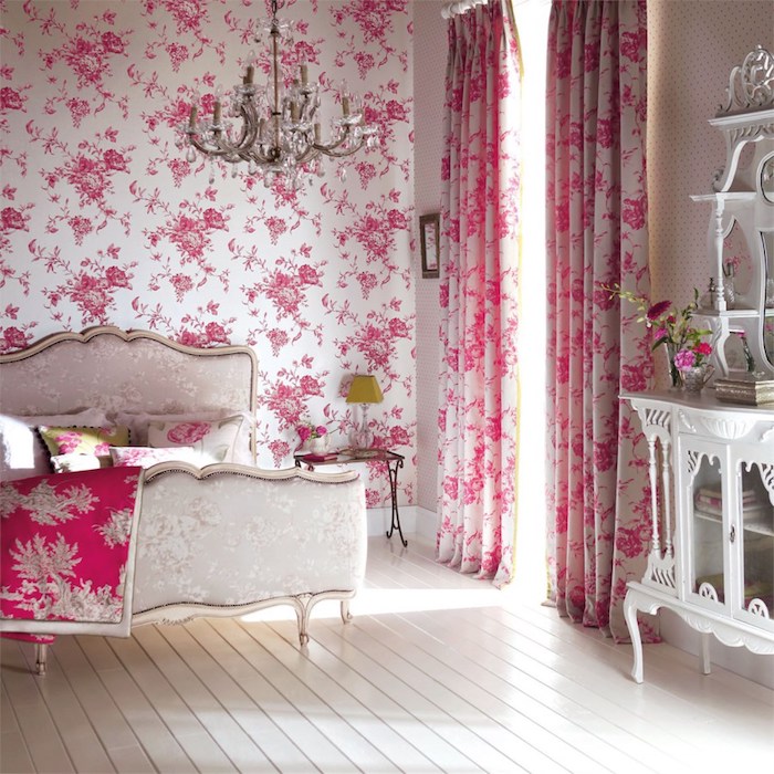 papier peint vintage, mur d accent blanc à motifs couleur rose, rideaux fleuries, lit baroque élégant, parquet blanchi, coiffeuse retro chic