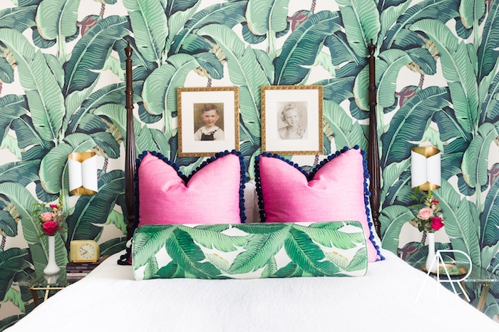 papier peint chambre, inspiration greenery, palmes, feuilles vertes des palmiers sur un fond blanc, motifs jungle, coussins rose, couverture lit blanche