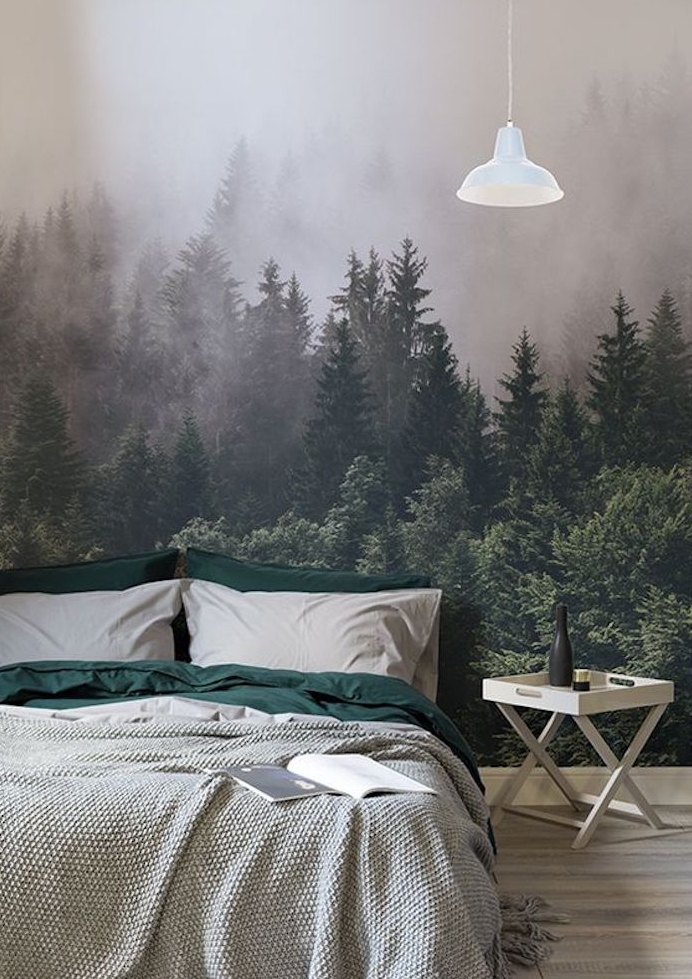 papier peint chambre, tyle panoramique, linge de lit gris et vert, parquet clair, paysage montage dans le brouillard, table de nuit pliante